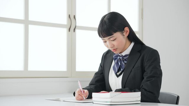 勉強する女子学生　学習塾　大学受験
