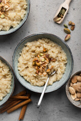 riz au lait crémeux aux épices cannelle cardamome pistaches et amandes kheer indien