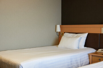 Fototapeta na wymiar ホテルのベッドルームのベッドと枕と布団の様子