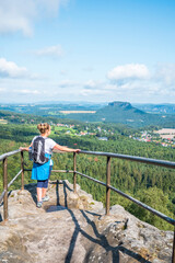 Seniorin Wandern Elbsandsteingebirge Sächsische Schweiz Sommer