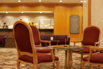 ホテルのロビーの机と椅子の風景