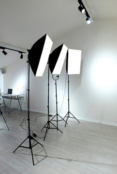 Photostudio lights with white walls and 3 lights
