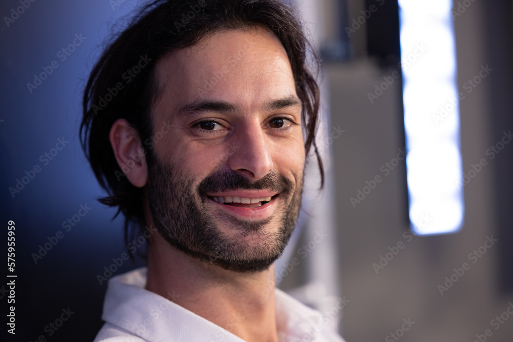 Wall mural portrait d'un beu jeune homme souriant qui regarde la caméra