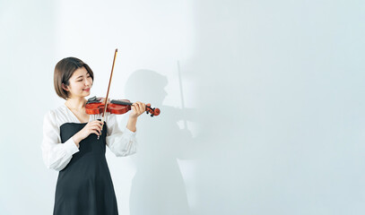 バイオリンを弾く若い女性 © metamorworks