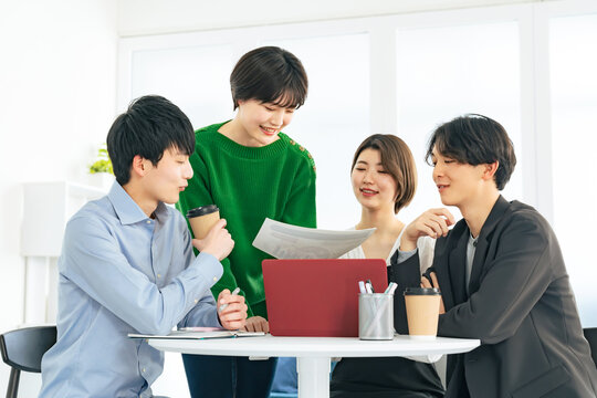会議する若い男女グループ　Z世代