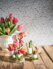 Osterdeko mit frischen Blumen, Tulpen zu Ostern