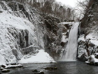 雪景色の滝