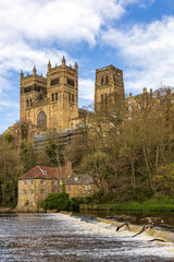 Obraz premium The magnificent Durham Cathedral, viewed over the River Wear in the city of Durham, England.