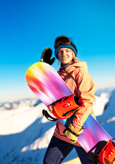 Obraz premium Girl snowboarder enjoys the mountain view