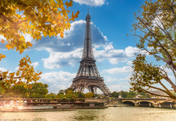 Fototapeta na wymiar The Eiffel Tower on the banks of the Seine in autumn in Paris, France