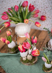 Obraz na płótnie Canvas Osterdeko mit frischen Blumen, Tulpen zu Ostern