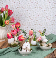 Osterdeko mit frischen Blumen, Tulpen zu Ostern