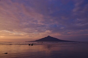 Naklejka na ściany i meble 夜明けの礼文島から望む利尻富士 