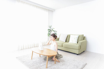 自宅でお化粧をする女性