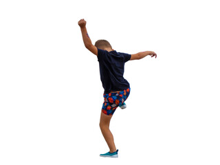 Enfant qui s'amuse es bras levés , avec un short en été en tenue de plage. 