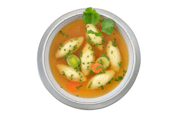 Kräftige bayerische Grießnockerlsuppe im Teller  isoliert auf weißem Hintergrund – Bavarian, Swabian and Austrian dish, semolina dumplings  in a vegetable broth on white background