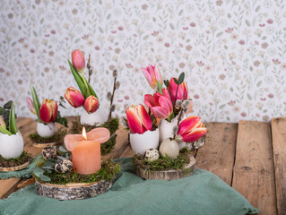 Osterdeko mit frischen Blumen, Tulpen zu Ostern