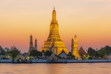 Fototapeta premium Temple of dawn or Wat Arun, the famous travelling place in Bangkok, Thailand. 