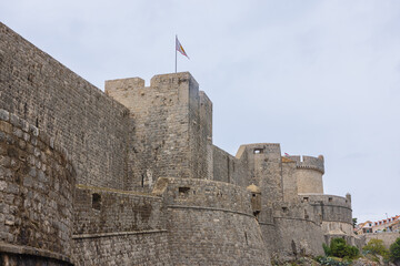The north wall of Dubrovnik in the vicinity of the Buza gate © Vermeulen-Perdaen