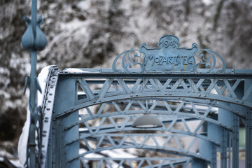 Fototapeta premium Salzburg Mozartsteg - little bridge over the Salzach River, Austria in winter