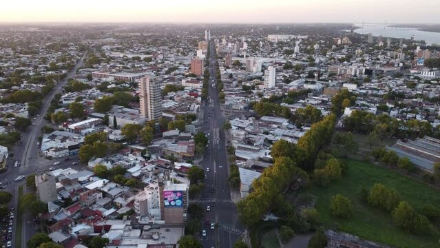 Toma aerea de una avenida en zona norte de Rosario, Argentina