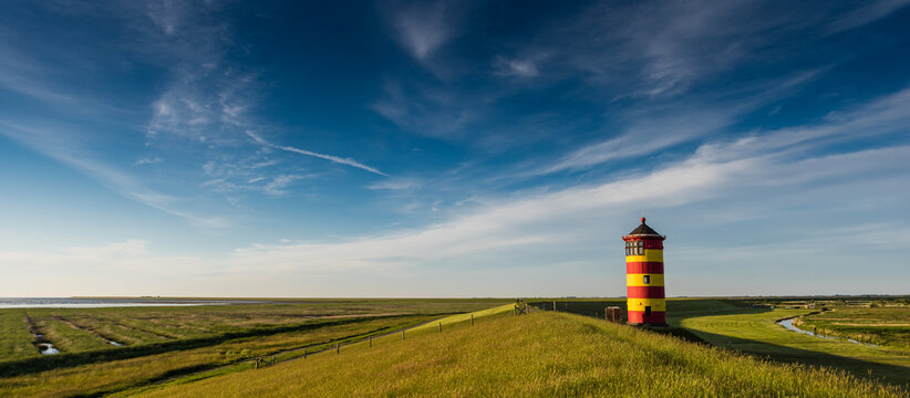 Der Pilsumer Leuchtturm in Ostfriesland; Deutschland