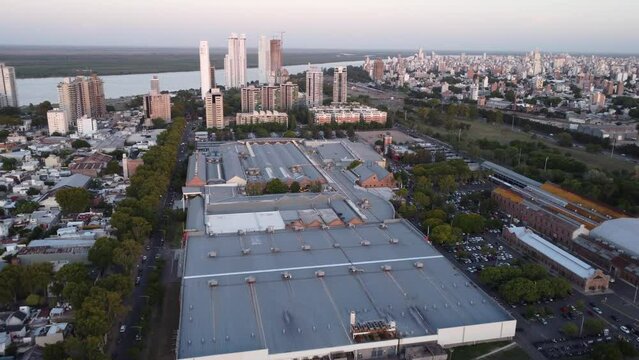 Vista aerea de las torres de zona norte de Rosario, Argentina un dia de verano cerca del atardecer.