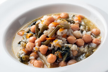 Minestra di riso con verdure varie, cibo vegetariano 