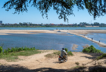 Fototapeta na wymiar Rivage et digue sur le Mékong près de Kratie, Cambodge