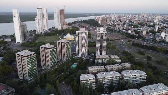 Vista cercana de las torres en zona norte de Rosario, Argentina en verano al atardecer