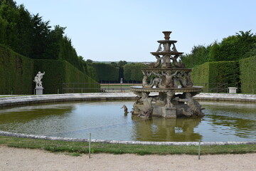 fontaine dans le parc du château de Versailles