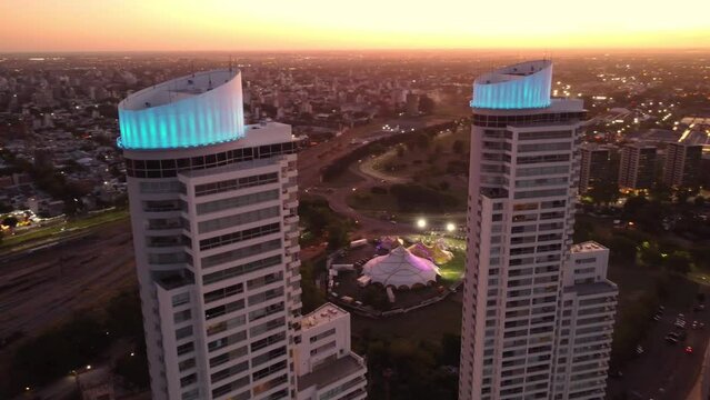 Atardecer con vista de torres en zona norte de Rosario, Argentina