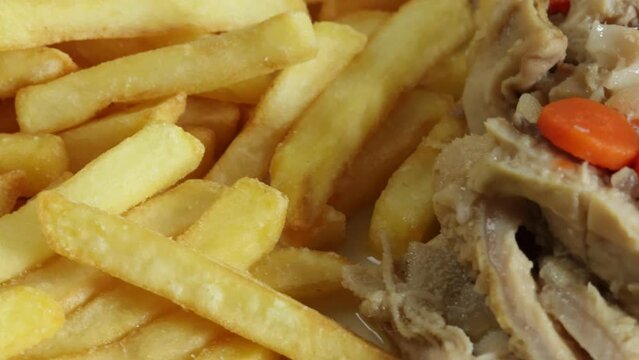 assiette de tripes et frites en gros plan