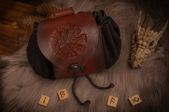 Mittelalterliche Ledertasche Vegvisir auf einem Fell vom Schaf  mit nordischen Runen und Drachensch&auml;del 