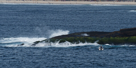 Fototapeta premium fishing in front copacabanna beach in rio de janeiro