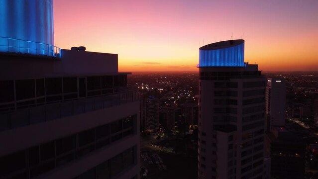 Vista de las torres en zona norte de Rosario, Argentina, un atardecer de verano