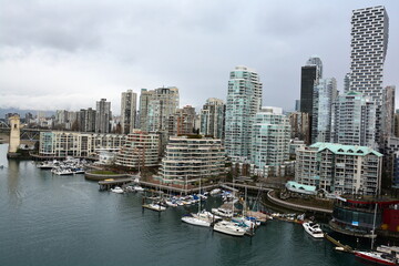 Obraz premium The skyline of False Creek in Vancouver along with high end real estate. Nice place to visit.