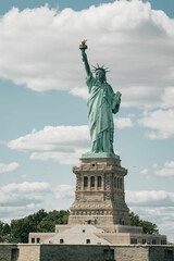 Obraz premium closeup of statue of liberty from boat sailing in new york harbor 