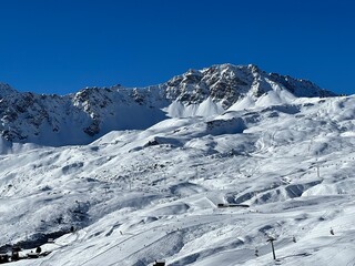 Fototapeta na wymiar Snow-capped alpine peak Parpaner Weisshorn (2824 m) in the Plessur Alps mountain range (Plessur-Alpen or Plessurgebirge) and over the tourist resort of Arosa - Canton of Grisons, Switzerland (Schweiz)