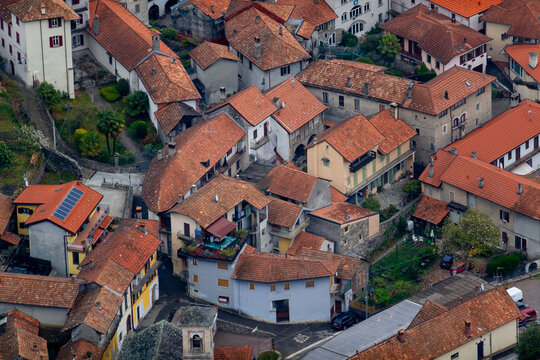 Die D&auml;cher von Nonio, Italien, bilden ein Muster. 
