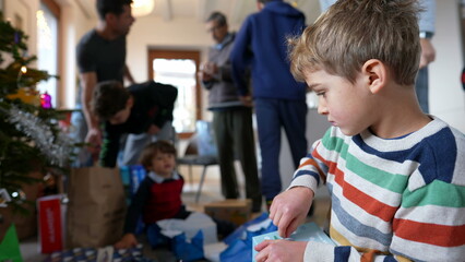 Obraz premium Children opening presents during Christmas day morning. kids open gifts