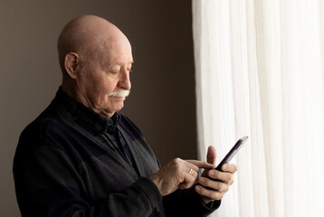 PERSONA MAYOR CON MOVIL