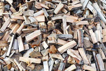 Feuerholz schon gehackt und für den Gebrauch fertig, auf einem Haufen