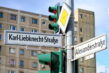 Straßenschild Karl-Liebknecht-Straße Ecke Alexanderstraße  in Berlin Mitte, Alexanderplatz
