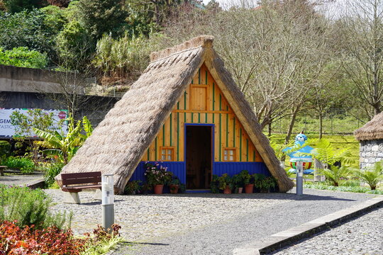 Parque Tem&aacute;tico da Madeira, Replik eines traditionellen madeirischen Hauses im Themenpark von Madeira in Santana am 26.02.2023