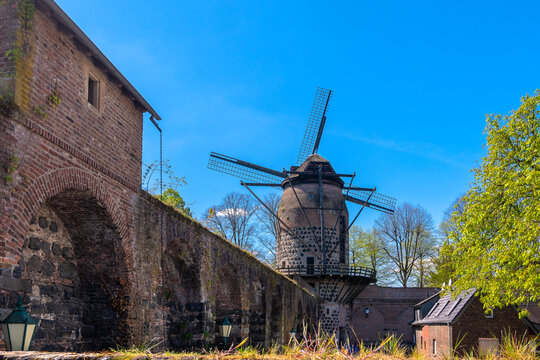 2022-04-16, Deutschland Zons, Dormagen.
Ein Fr&uuml;hlingstag in der Festung Zons am Rhein 
