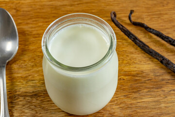 yaourt à la vanille dans un pot en verre