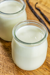 Obraz na płótnie Canvas yaourt à la vanille dans un pot en verre