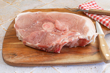 rouelle de porc isolé sur une planche à découper