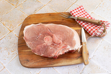 rouelle de porc isolé sur une planche à découper